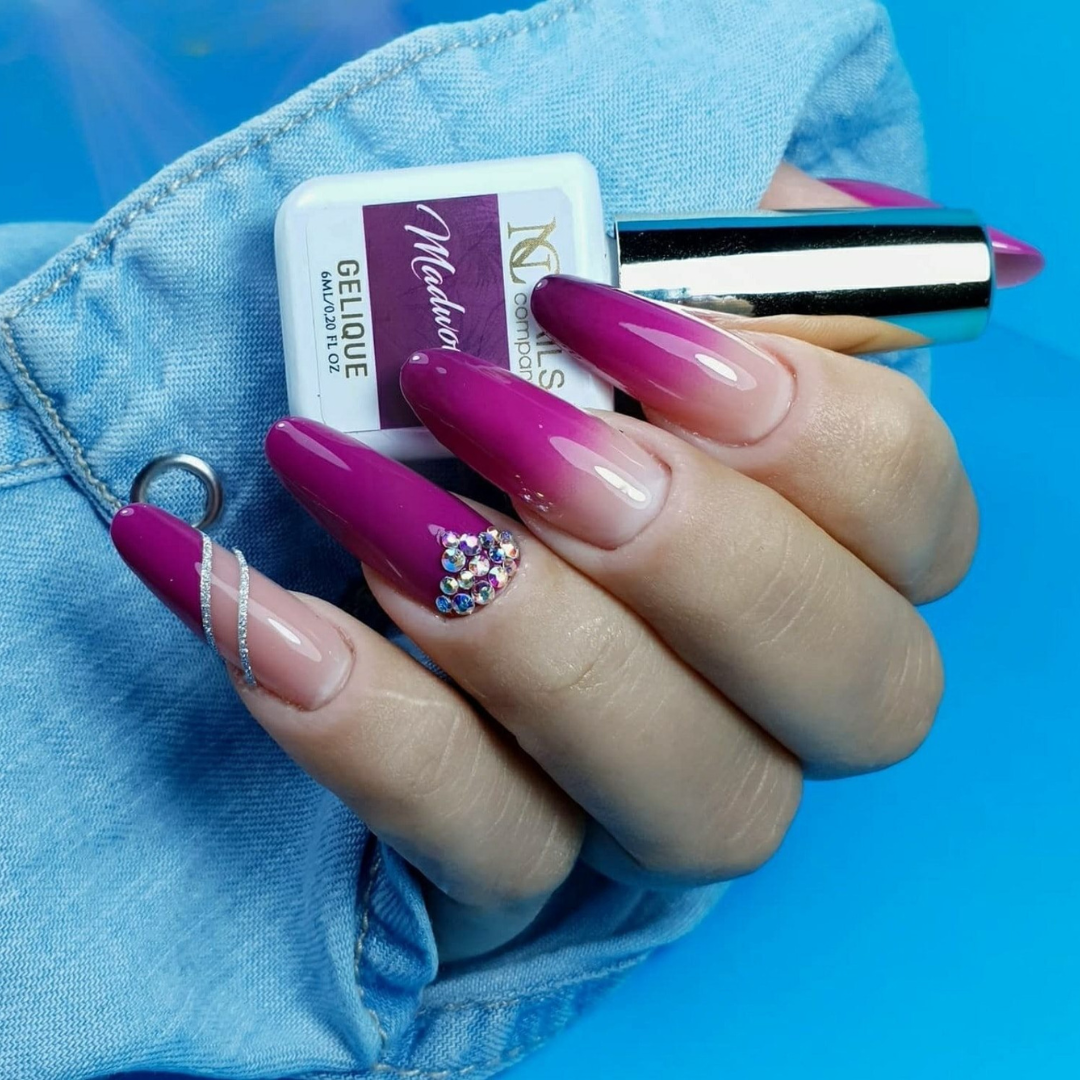 Main tenant le flacon de vernis semi-permanent Madwomen de Nails Company, violet intense avec nail art