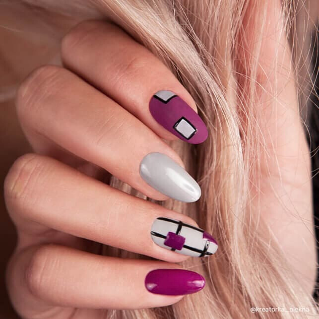 Ongles avec le vernis semi-permanent Madwomen de Nails Company, violet intense appliqué avec un nail art