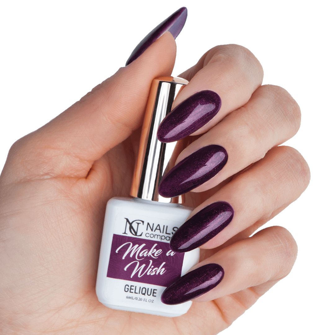 Main tenant le flacon de vernis semi-permanent Make a Wish de Nails Company, collection PS. I Miss You