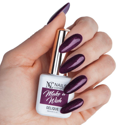Main tenant le flacon de vernis semi-permanent Make a Wish de Nails Company, collection PS. I Miss You