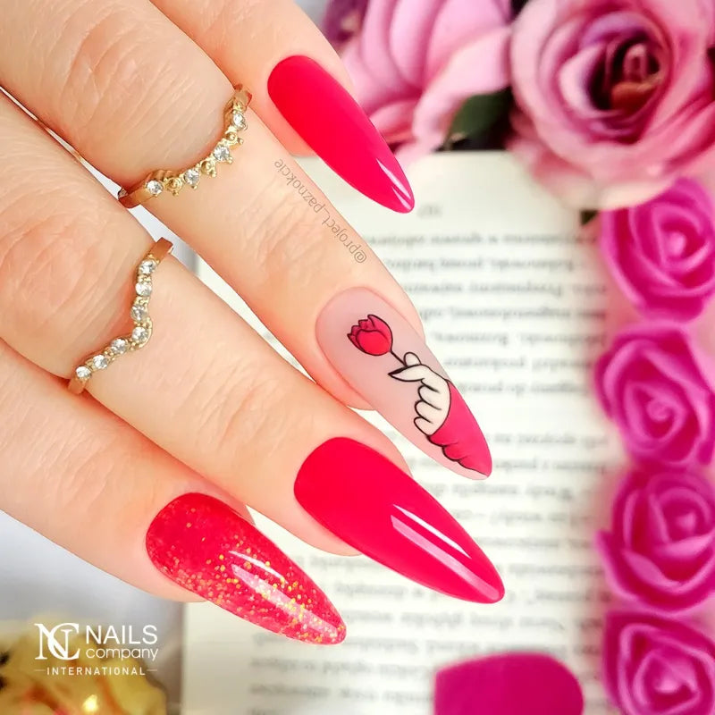 Nail art réalisé avec vernis semi permanent Mandorla Nails Company rose néon sur manucure créative.