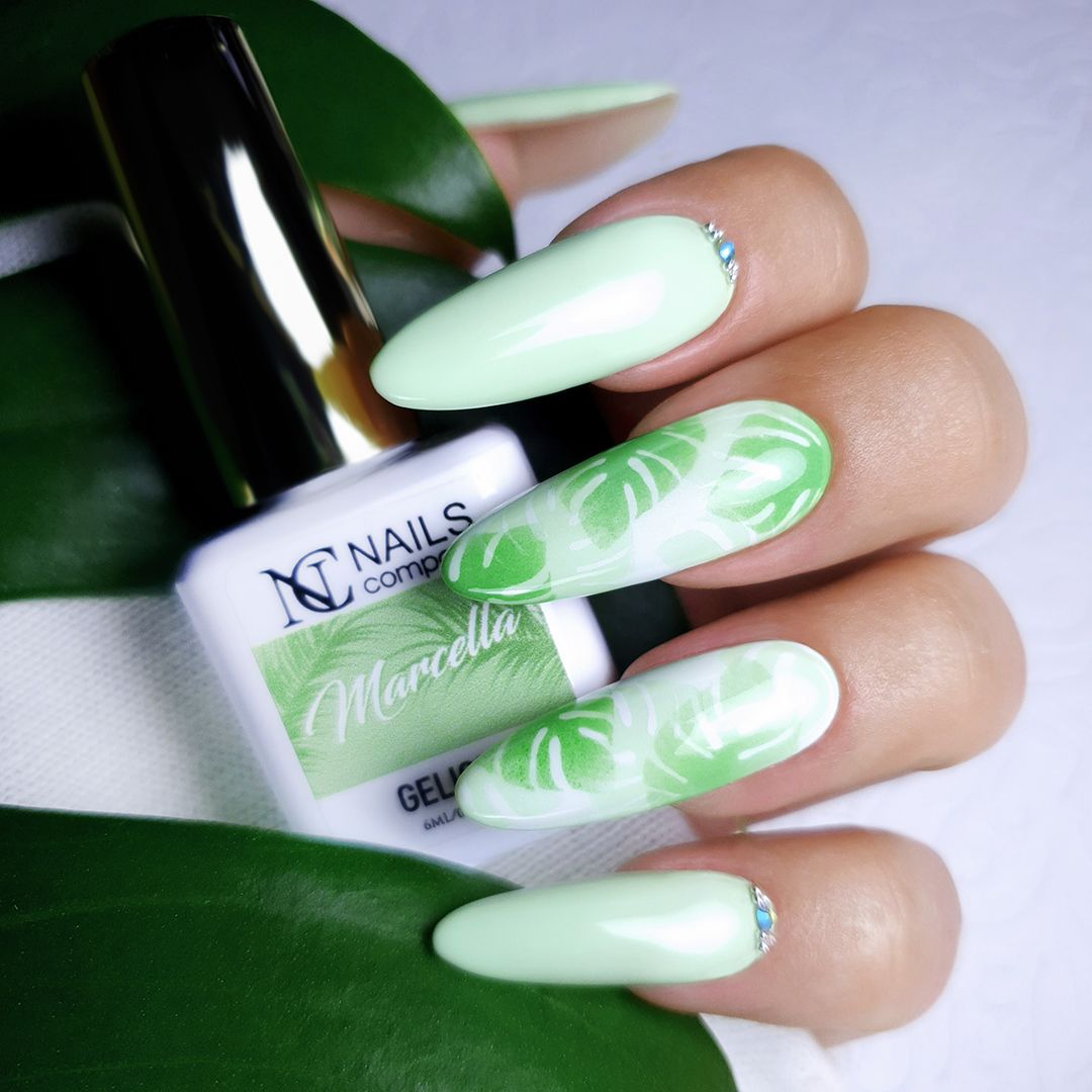 Pose d’ongles avec vernis semi permanent Marcella Nails Company vert pastel clair accompagnée d’un nail art.