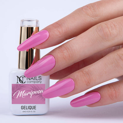 Vernis semi-permanent Mariposa de Nails Company en flacon tenu en main, teinte rose pâle aux sous-tons chauds