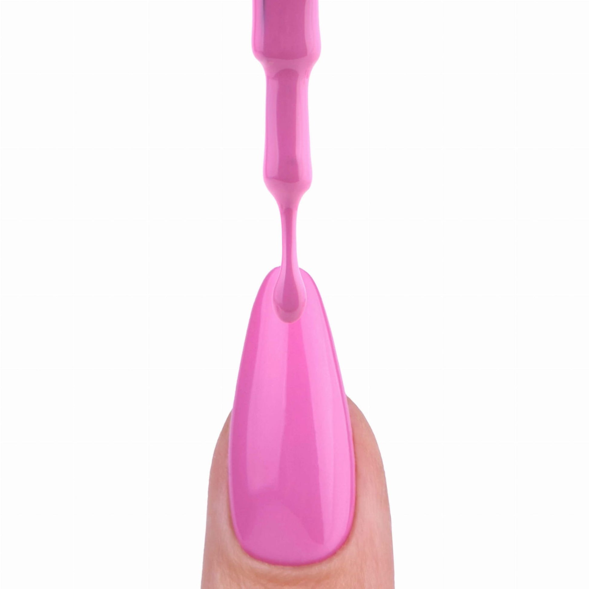 Application du vernis semi-permanent Mariposa de Nails Company au pinceau, texture crémeuse rose pâle sur le doigt