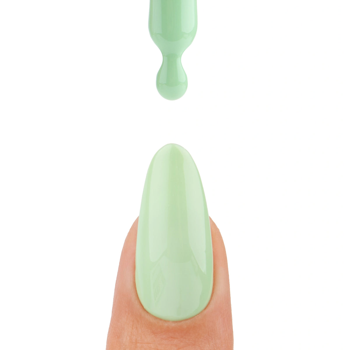 Ongle avec une goutte de vernis semi-permanent Matcha Mood de Nails Company, collection Pick Your Autumn Drink