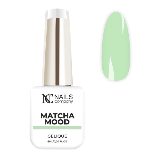 Flacon de vernis semi-permanent Matcha Mood de Nails Company, collection Pick Your Autumn Drink, accompagné de tips
