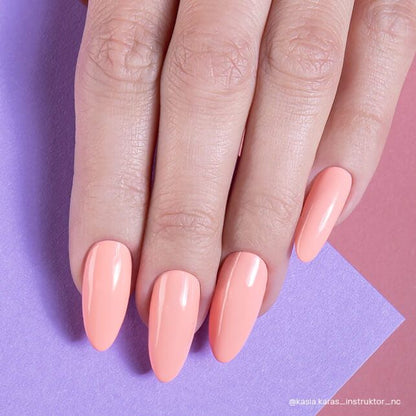 Manucure réalisée avec vernis semi permanent Micaela Nails Company orange pastel doux.