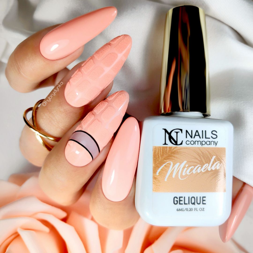 Manucure réalisée avec vernis semi permanent Micaela Nails Company orange pastel doux avec nail art.
