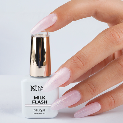 Main tenant le flacon de vernis semi-permanent Milky Flash de Nails Company, collection Choose Your Mood