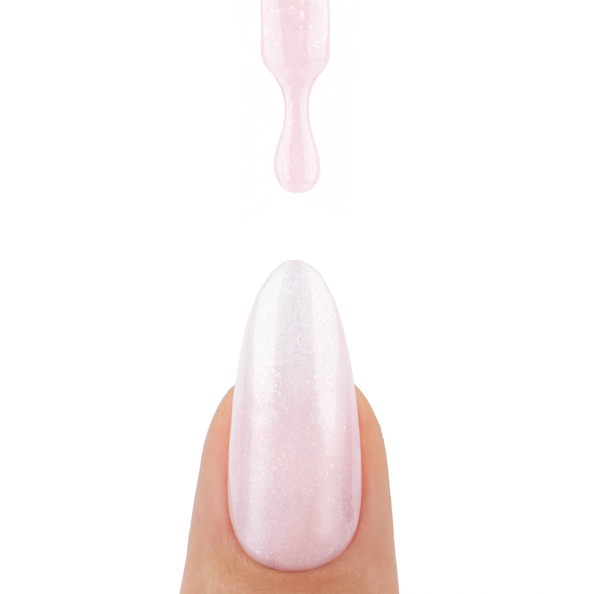 Ongle avec une goutte de vernis semi-permanent Milky Flash de Nails Company, collection Choose Your Mood
