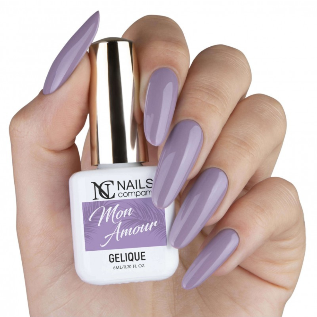 Vernis semi permanent Mon Amour Nails Company tenu en main avec tous les doigts visibles couleur lavande grisée.