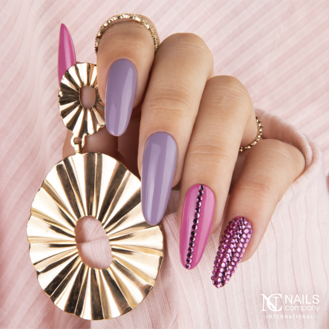 Manucure avec nail art réalisée au vernis semi permanent Mon Amour Nails Company lavande grisée.