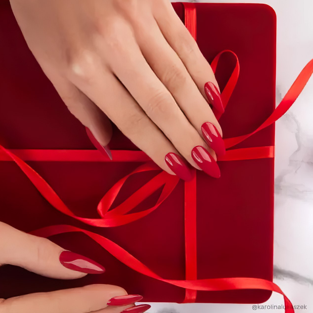 Ongles avec le vernis semi-permanent Mrs. President de Nails Company, rouge soutenu