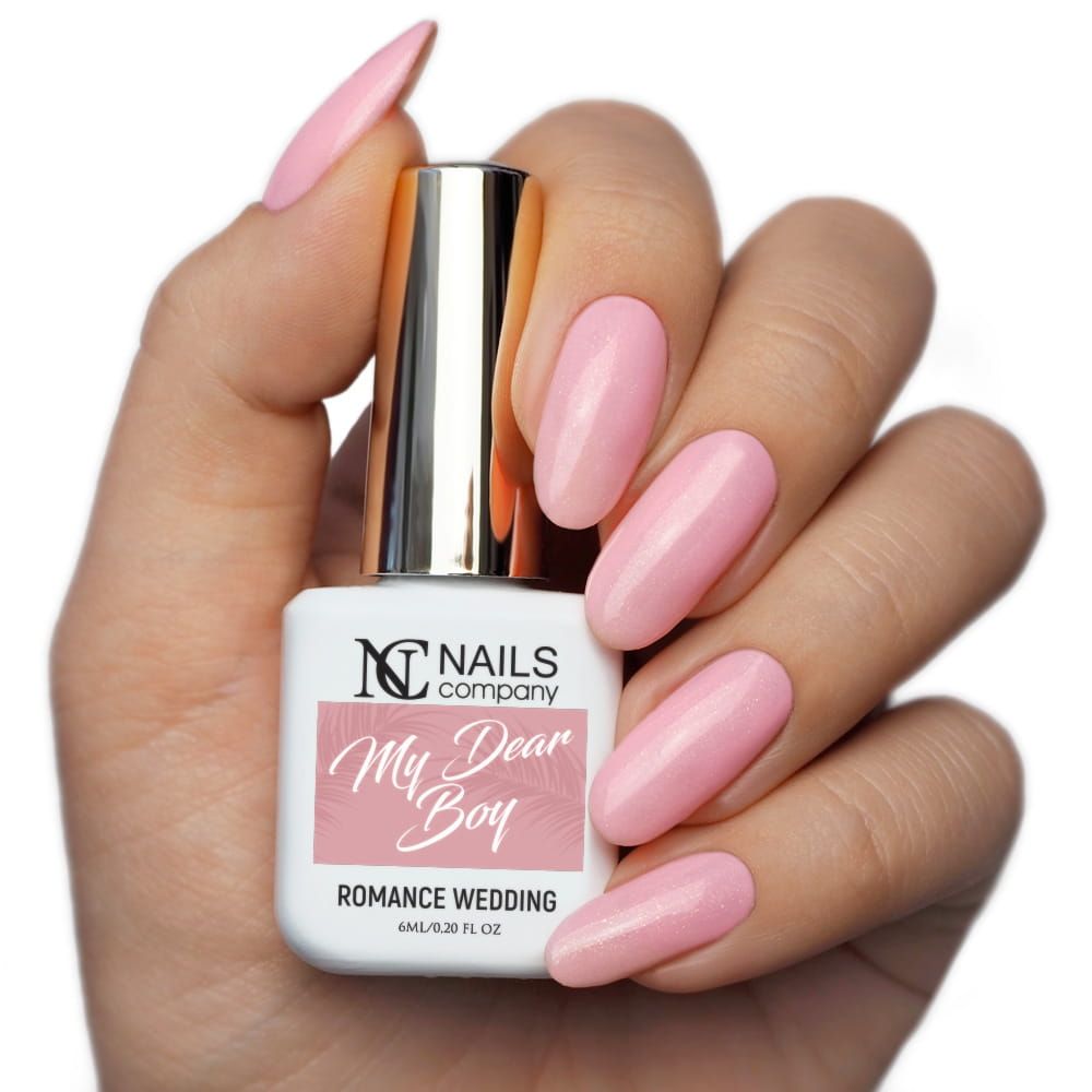 Main tenant le flacon de vernis semi-permanent My Dear Boy de Nails Company, collection Romance Wedding