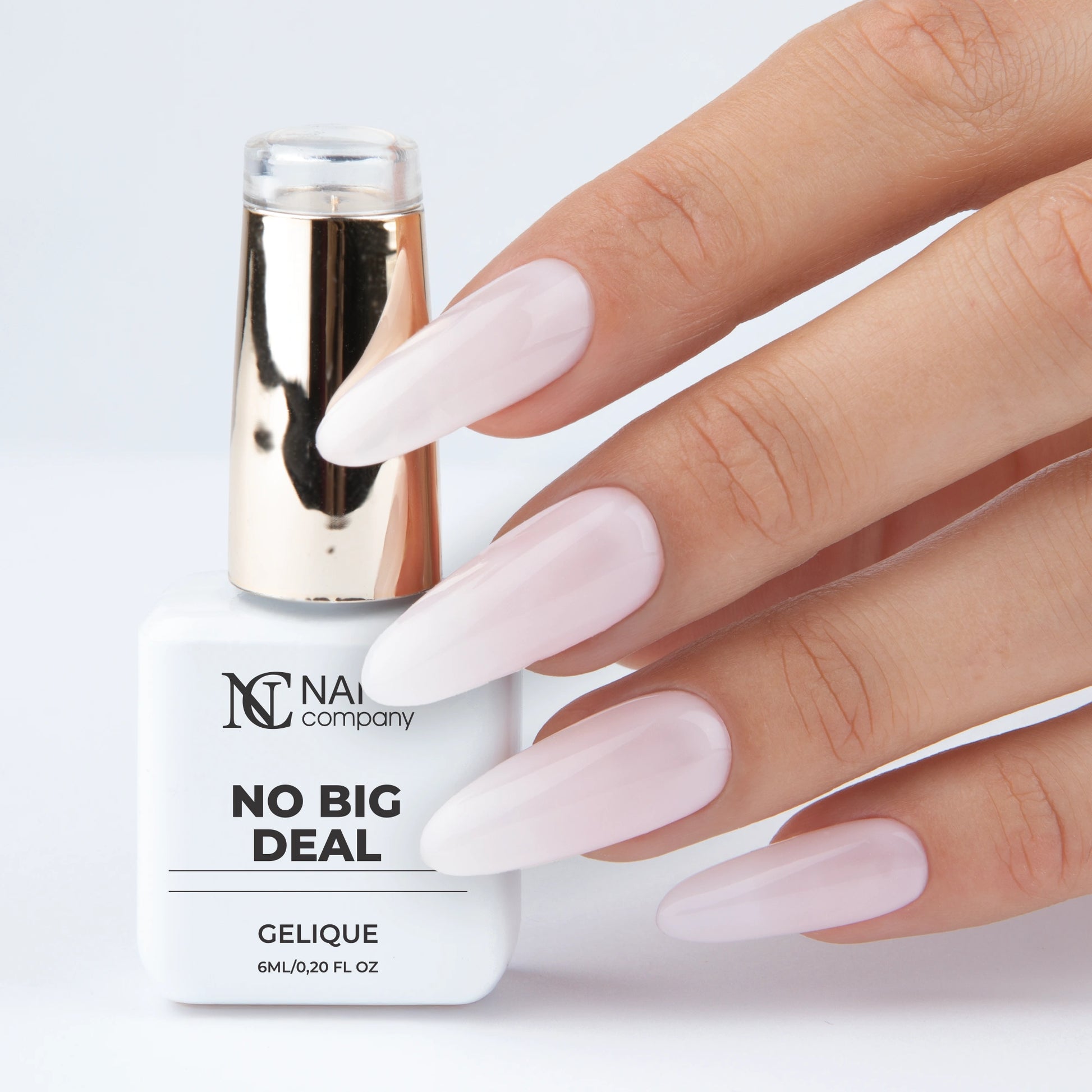 Main tenant le flacon de vernis semi-permanent No Big Deal de Nails Company, collection Maby Baby