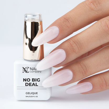 Main tenant le flacon de vernis semi-permanent No Big Deal de Nails Company, collection Maby Baby