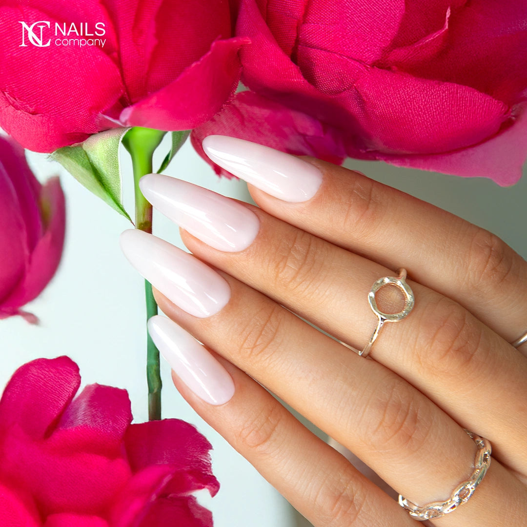 Exemple de pose avec le vernis semi-permanent No Big Deal blanc laiteux de Nails Company, collection Maby Baby