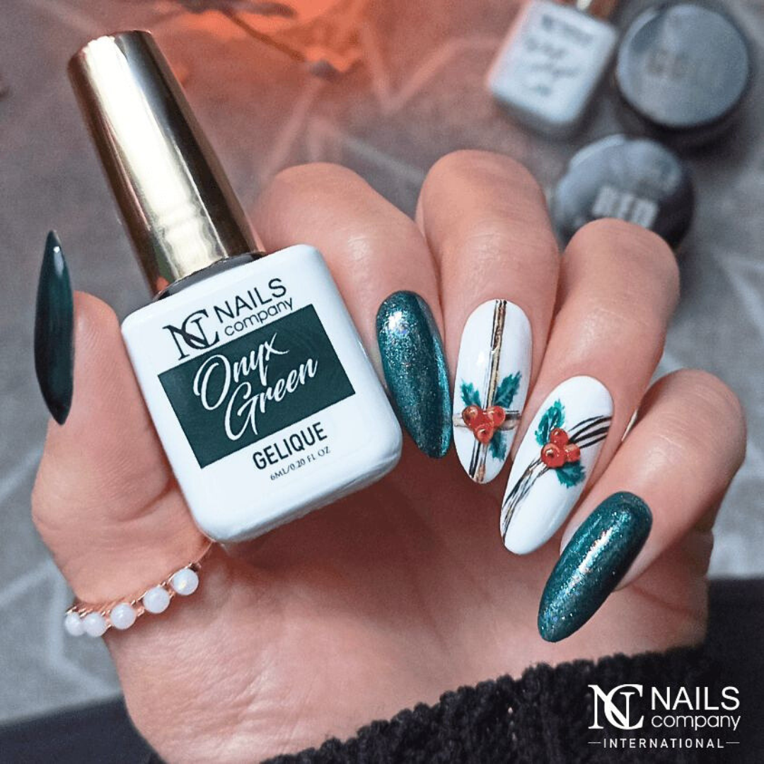 Main tenant le flacon de vernis semi-permanent Onyx Green de Nails Company, vert foncé utilisé avec un nail art