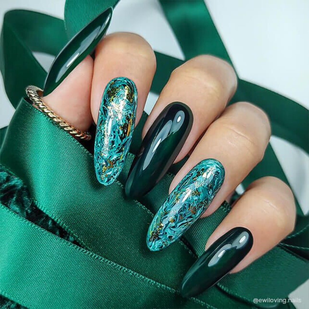 Ongles avec le vernis semi-permanent Onyx Green de Nails Company, vert foncé appliqué avec un nail art précis