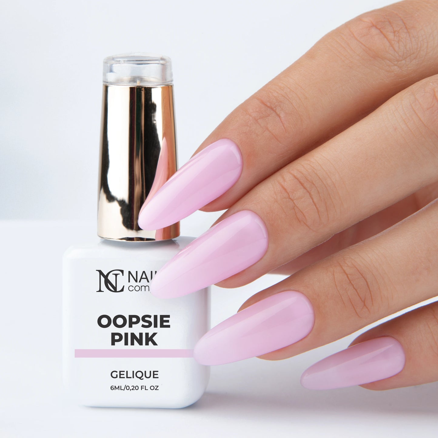 Main tenant le flacon de vernis semi-permanent Oopsie Pink de Nails Company, collection Maby Baby