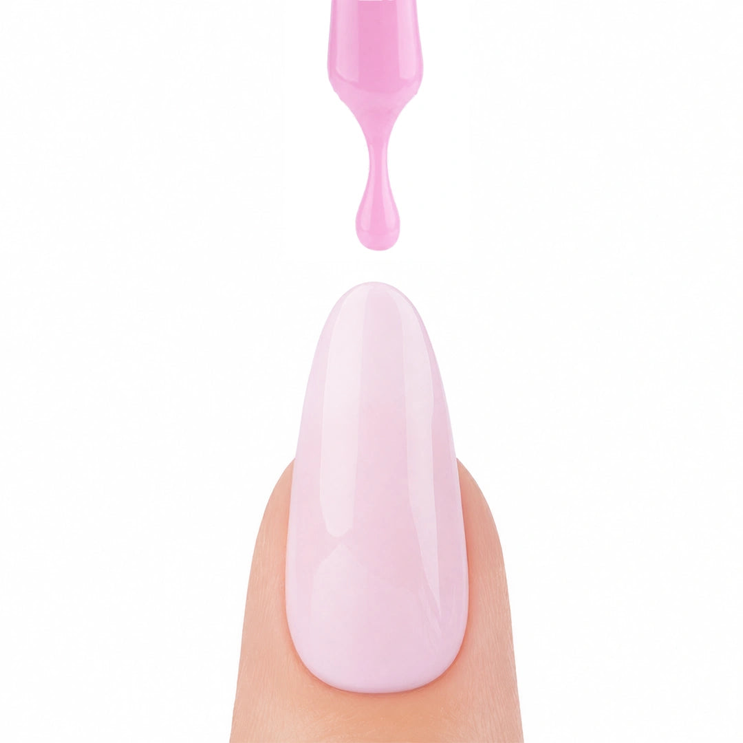 Ongle avec une goutte de vernis semi-permanent Oopsie Pink de Nails Company, collection Maby Baby
