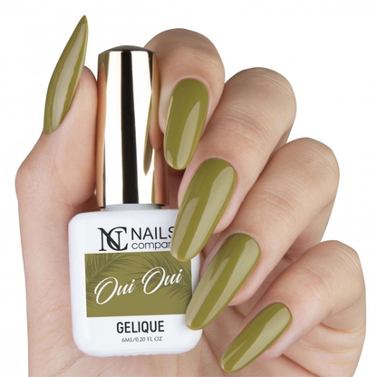 Vernis semi permanent Oui Oui Nails Company tenu en main avec tous les doigts visibles couleur olive.
