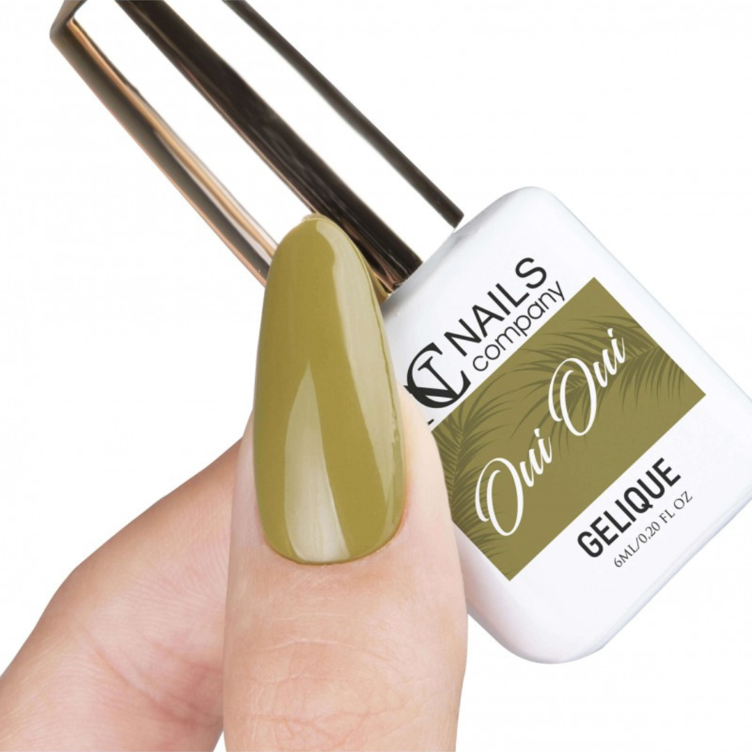 Vernis semi permanent Oui Oui Nails Company tenu avec pouce visible et couleur olive appliquée.