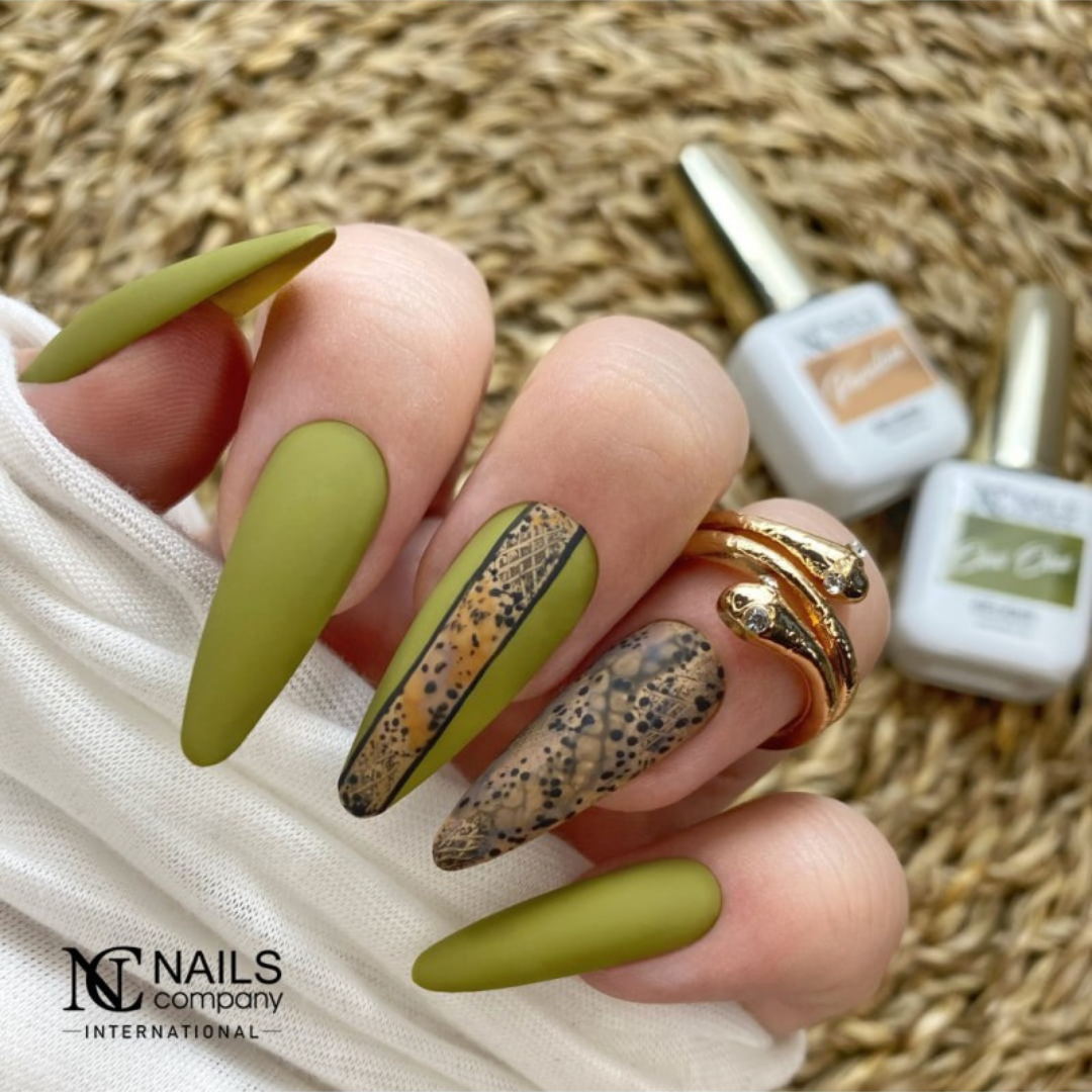 Manucure avec nail art réalisée au vernis semi permanent Oui Oui Nails Company vert olive.
