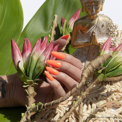 Manucure réalisée avec le vernis semi permanent Papugana Bali Nails Company orange néon.