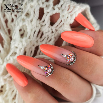 Nail art réalisé avec le vernis semi permanent Papugana Bali Nails Company orange néon.