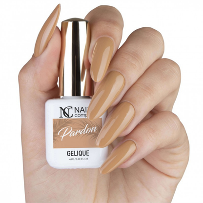 Main tenant le flacon de vernis semi-permanent Pardon de Nails Company, collection Je T'aime Paris