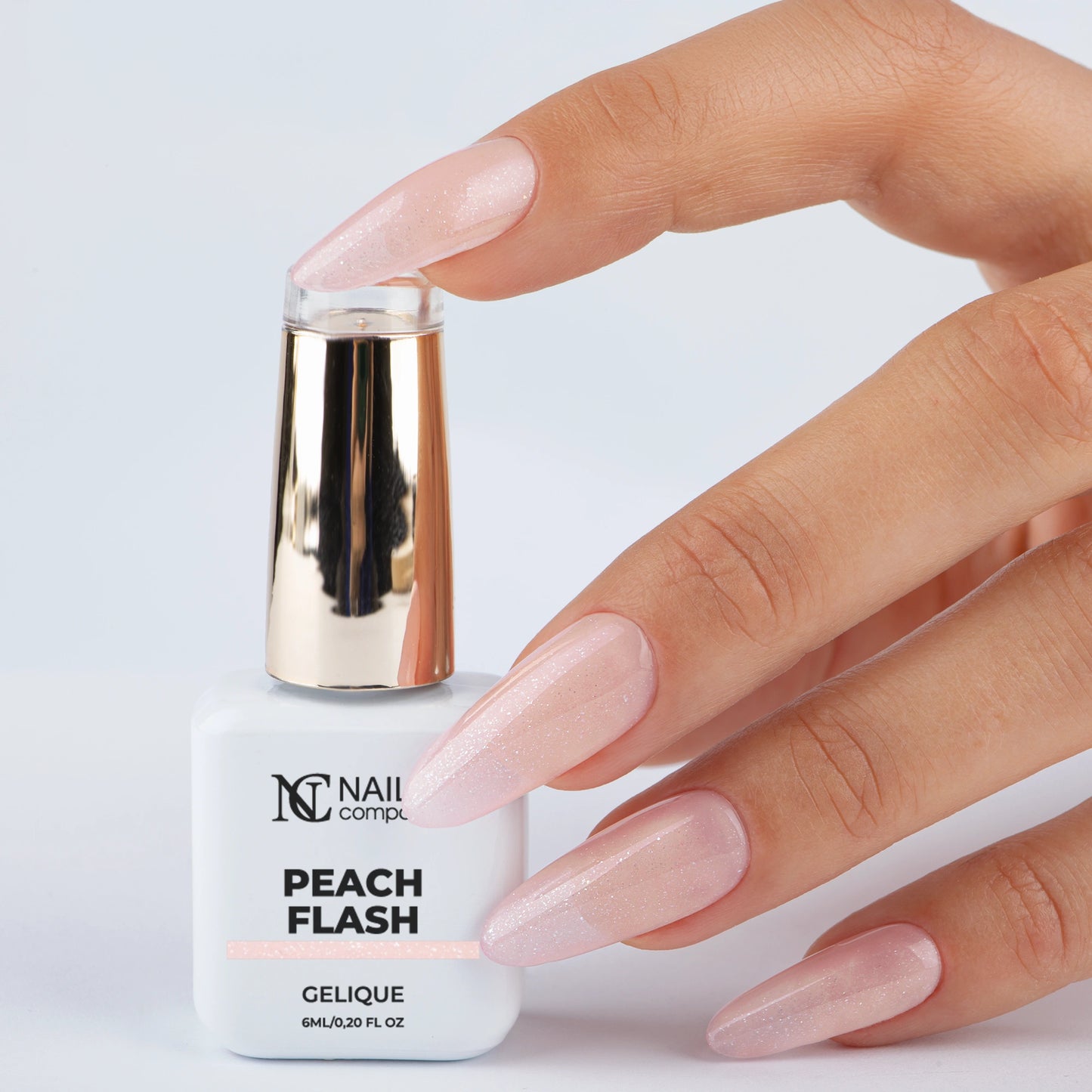 Main tenant le flacon de vernis semi-permanent Peach Flash de Nails Company, collection Choose Your Mood