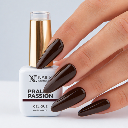 Main tenant le flacon de vernis semi-permanent Praline Passion de Nails Company, collection Pick Your Autumn Drink