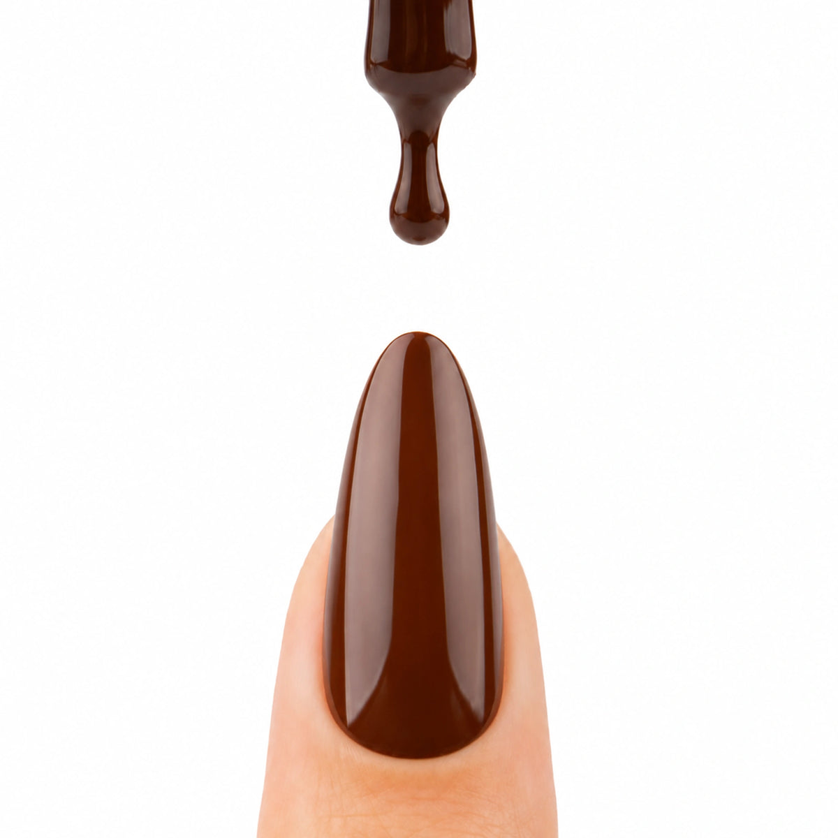 Ongle avec une goutte de vernis semi-permanent Praline Passion de Nails Company, collection Pick Your Autumn Drink