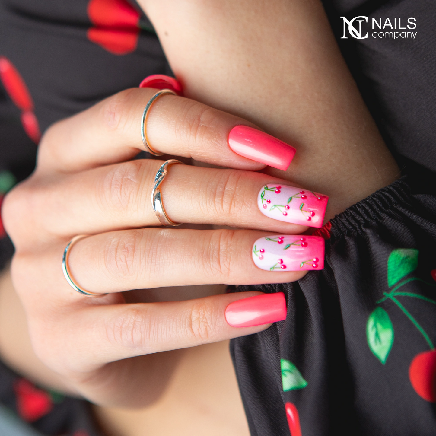 Manucure avec nail art réalisée au vernis semi permanent Princesita Nails Company rose clair.