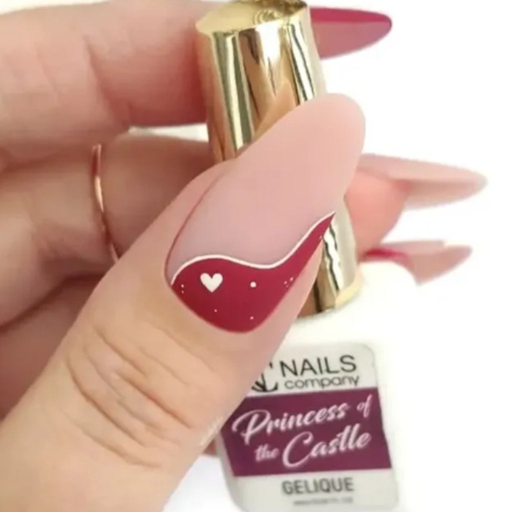 Exemple de nail art avec le vernis semi-permanent Princess Of The Castle de Nails Company, collection Royal Loyal