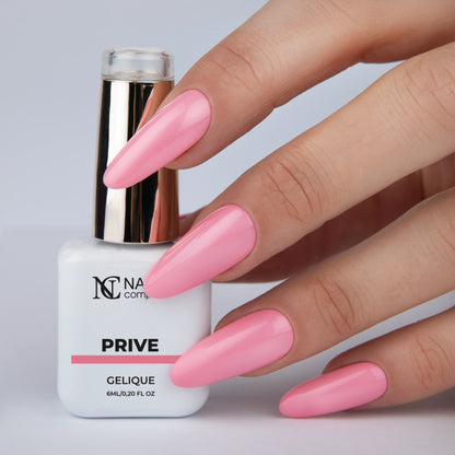 Vernis semi permanent Prive Nails Company rose framboise pastel appliqué sur les ongles, main avec flacon La Petite.