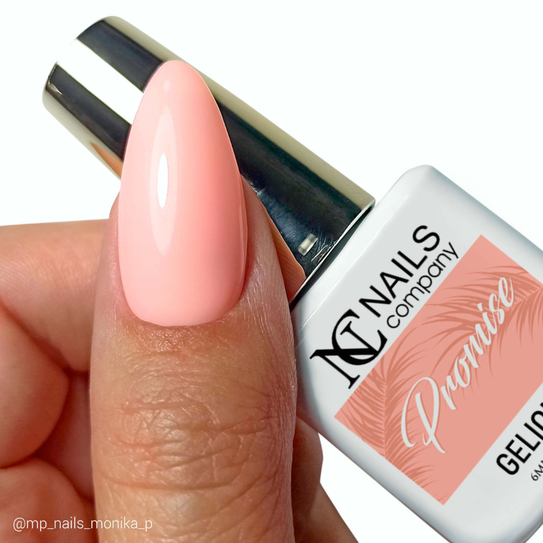 Vernis semi-permanent Promise de Nails Company appliqué sur ongles naturels, teinte pastel chaude à pigmentation légère et rendu homogène