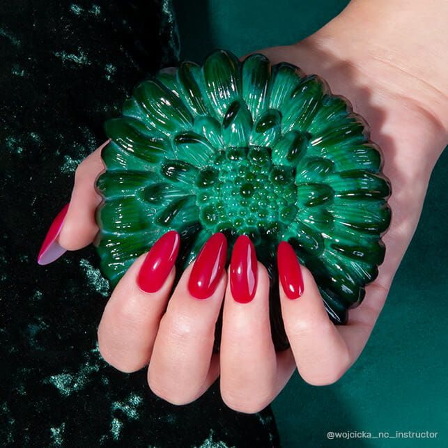Exemple de pose avec le vernis semi-permanent Queen's Jewellery rouge de Nails Company, collection Royal Loyal