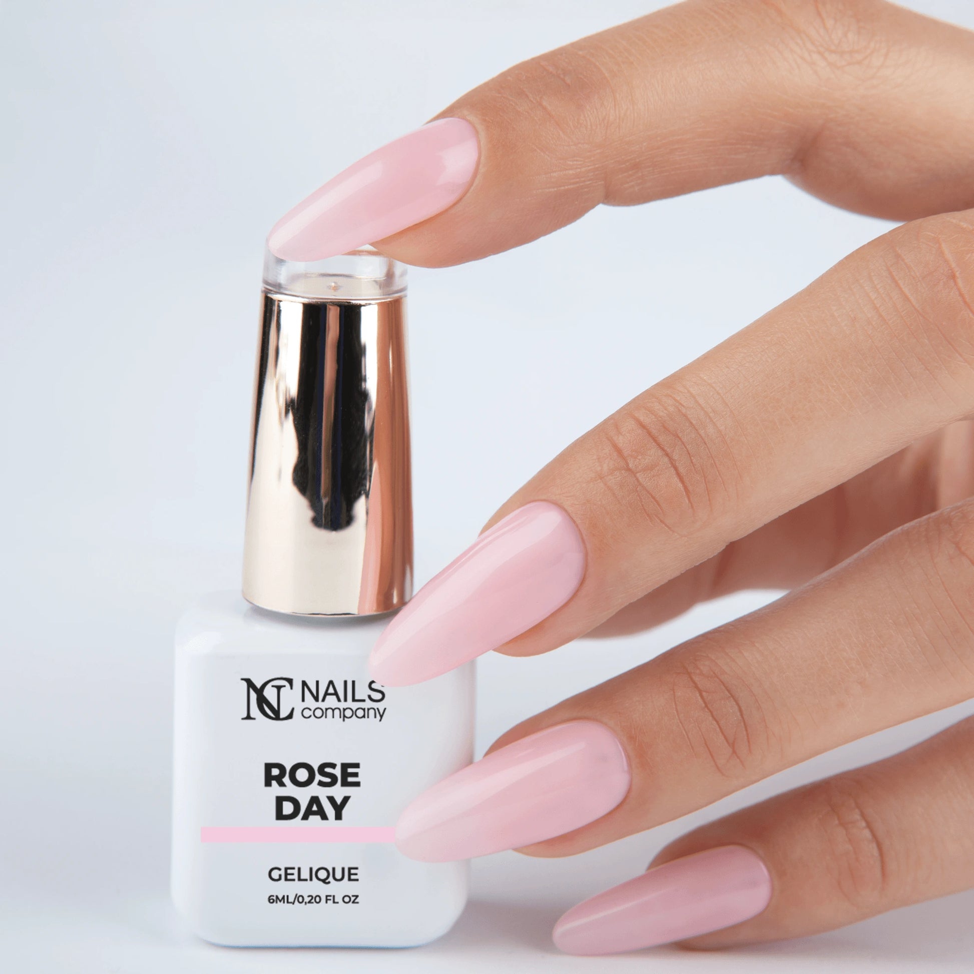Main tenant le flacon de vernis semi-permanent Rose Day de Nails Company, collection Choose Your Mood