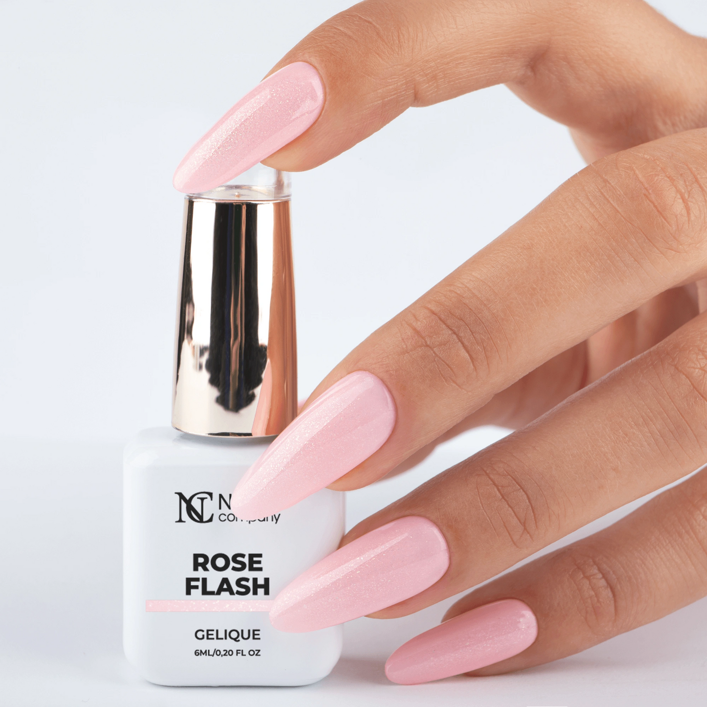 Main tenant le flacon de vernis semi-permanent Rose Flash de Nails Company, collection Choose Your Mood
