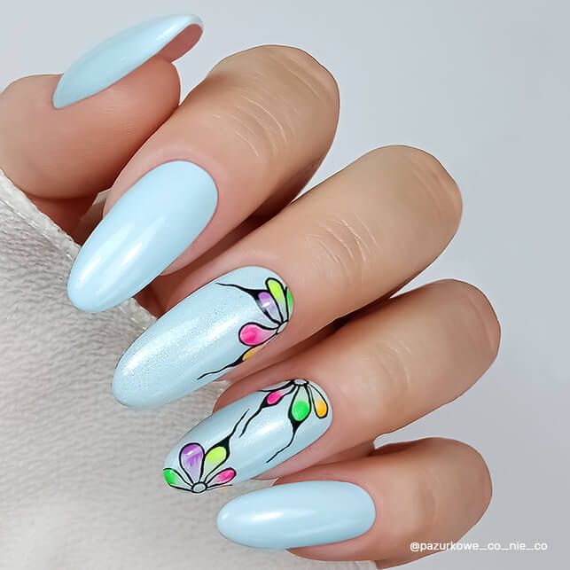 Manucure réalisée avec vernis semi permanent Roula Nails Company bleu pastel doux avec nail art.