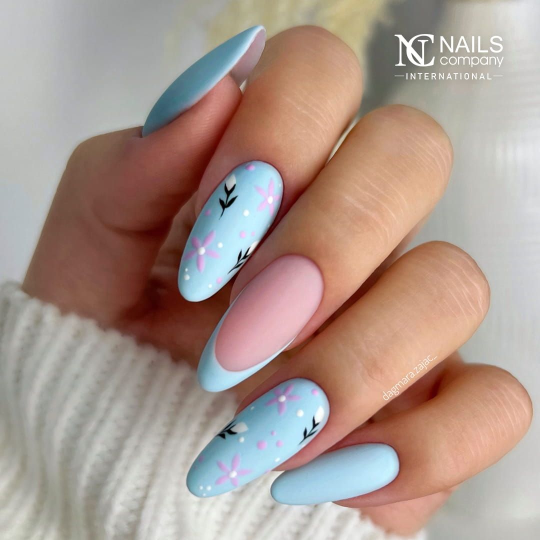 Pose d’ongles avec vernis semi permanent Roula Nails Company bleu pastel doux accompagnée d’un nail art.