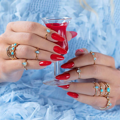 Ongles avec le vernis semi-permanent Royal Garden’s de Nails Company, rouge franc