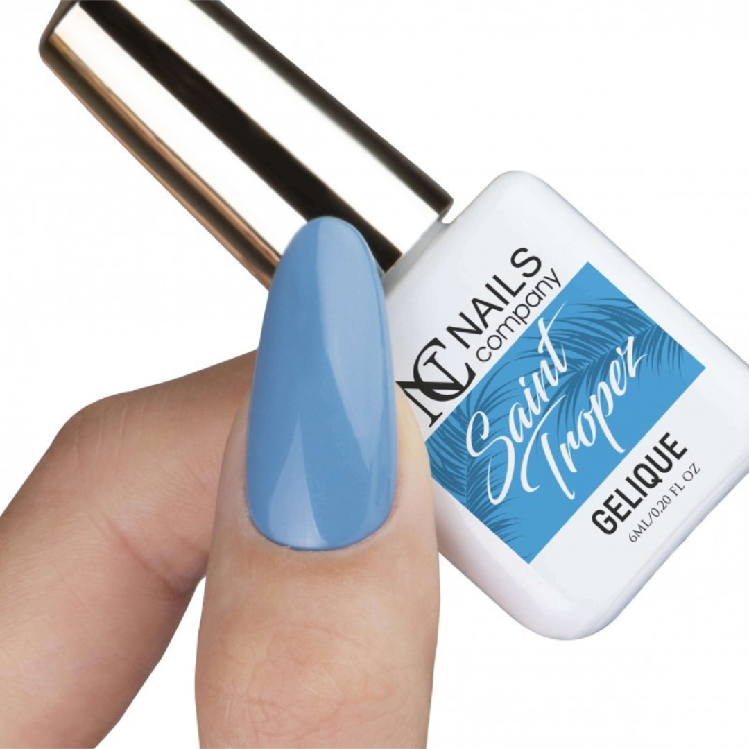 Pouce avec vernis semi permanent Saint Tropez de Nails Company, bleu clair à nuance grisée présenté avec flacon