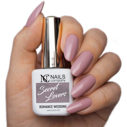 Main tenant le flacon de vernis semi-permanent Secret Lovers de Nails Company, collection Romance Wedding