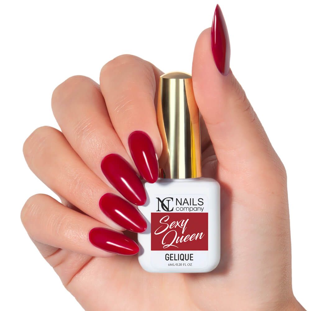 Main tenant le flacon de vernis semi-permanent Sexy Queen de Nails Company, collection Royal Loyal