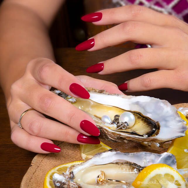Exemple de pose avec le vernis semi-permanent Sexy Queen rouge profond de Nails Company, collection Royal Loyal