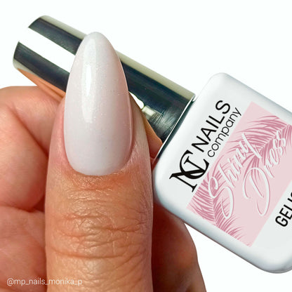Main tenant le flacon de vernis semi-permanent Shiny Dress de Nails Company, collection Boho Vibes