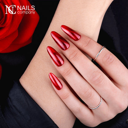 Mains avec le vernis semi-permanent Signal Spam de Nails Company, rouge orangé cat eye à effet lumineux en relief